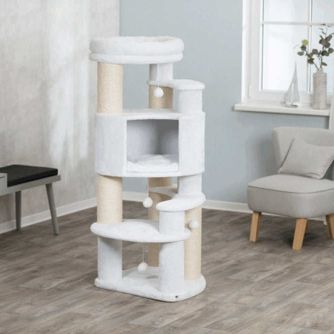 Arbre à chat Trixie Zita installé dans un intérieur moderne avec canapé et décoration