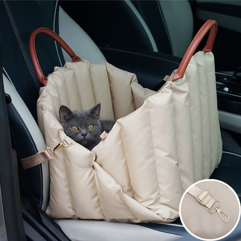 Coussin doux amovible placé à l’intérieur du siège de transport beige pour chat