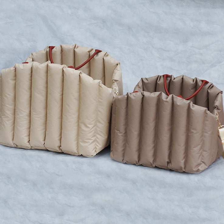 Deux paniers de transport beige de tailles différentes pour chat ou petit chien