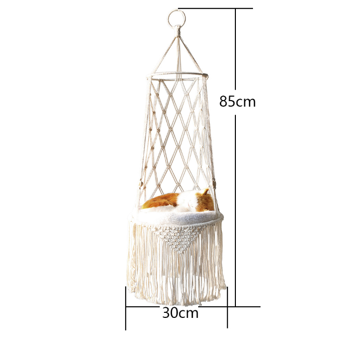 Hamac suspendu pour chat en macramé beige avec mesure 85 cm de haut et 30 cm de large.