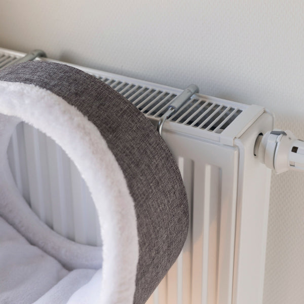 Gros plan de l’ouverture circulaire et du coussin de la niche de radiateur
