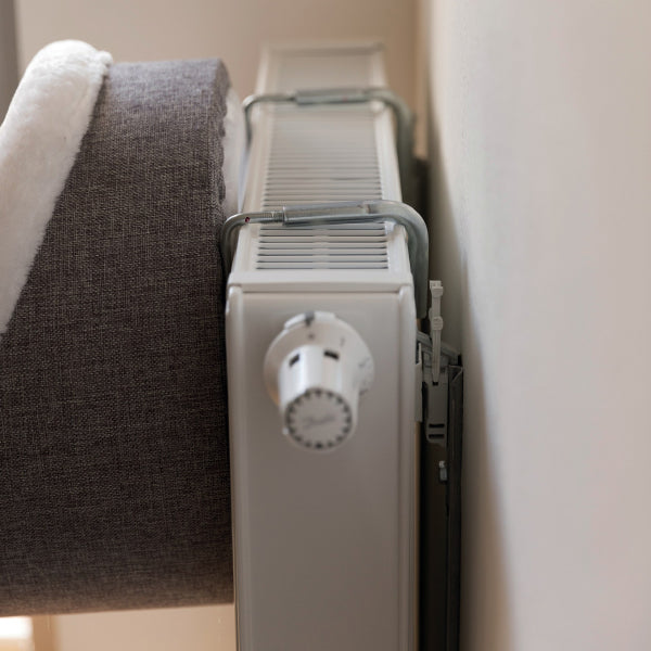 Fixation réglable 9–11 cm accrochée sur un radiateur