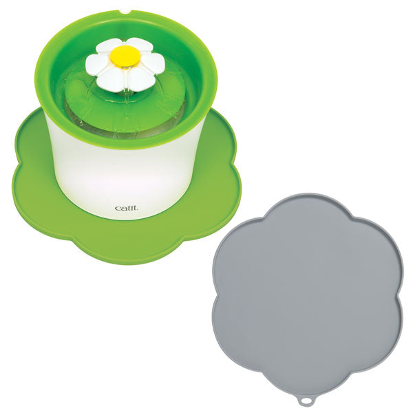 Tapis en silicone Catit 30 cm forme fleur, vert, sous la fontaine Catit Flower.