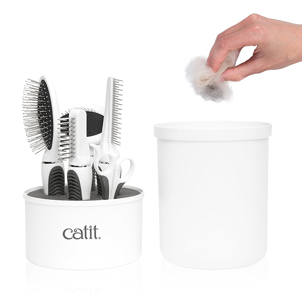 Set Catit de 5 brosses et accessoires de toilettage pour chats à poils longs, avec coffret de rangement blanc et petite poubelle à poils.