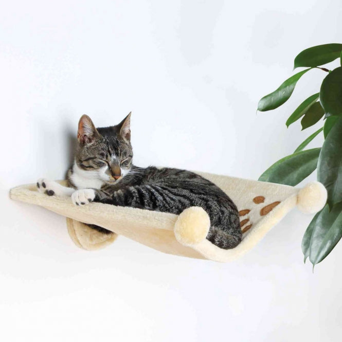 Chat tigré gris installé confortablement dans la plateforme murale Trixie en peluche beige