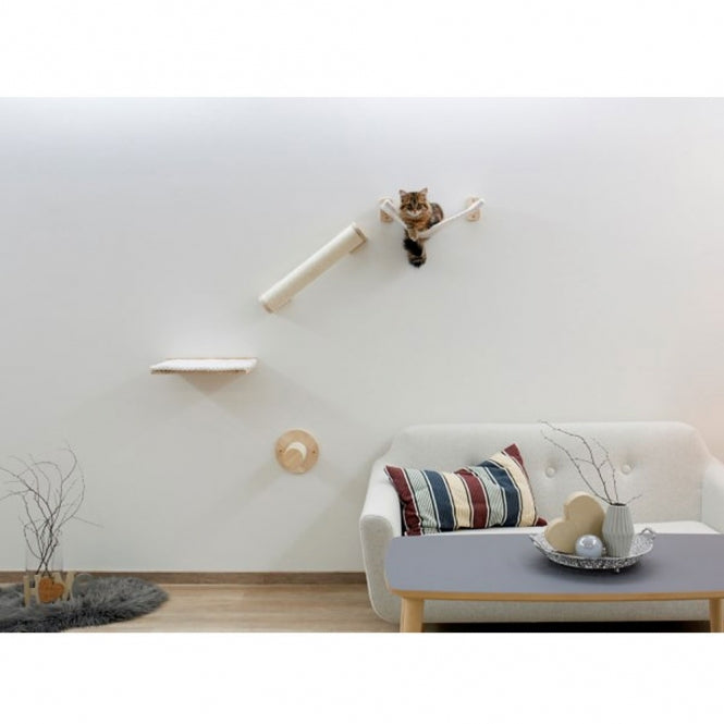Chat allongé dans le hamac du mur d’escalade Kerbl Alps en bois et sisal