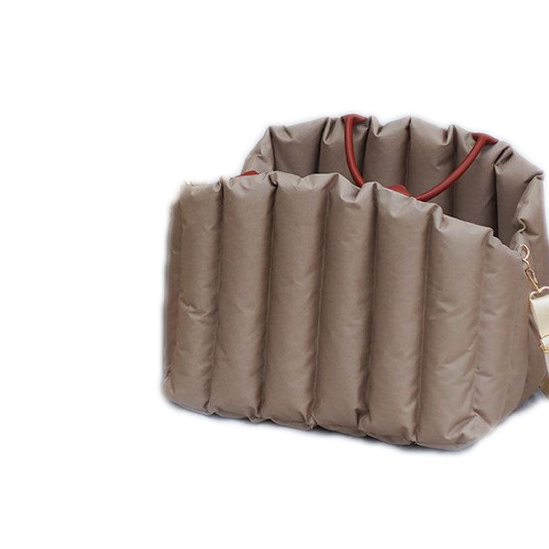 Version beige du siège de transport pour chat, design élégant et compact