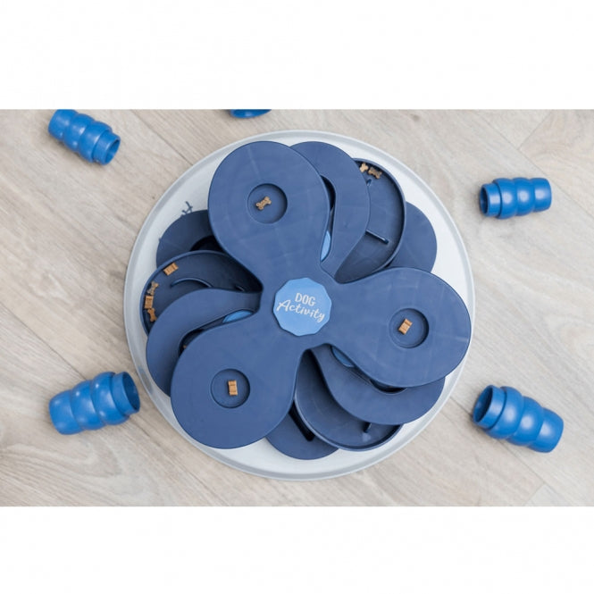 Jeu Trixie Flower Tower vu du dessus avec cachettes ouvertes contenant des friandises