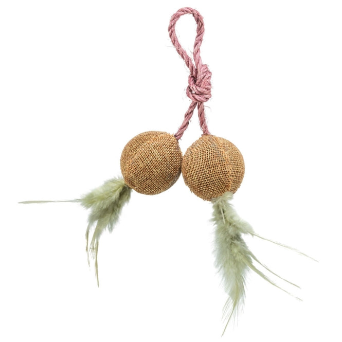 Jouet pour chat Trixie composé de 2 balles en jute reliées par une corde en sisal, avec plumes vertes et catnip