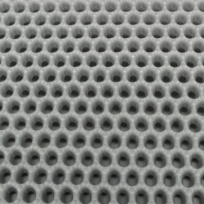 Gros plan sur la texture du tapis Trixie anti-dispersion de litière gris