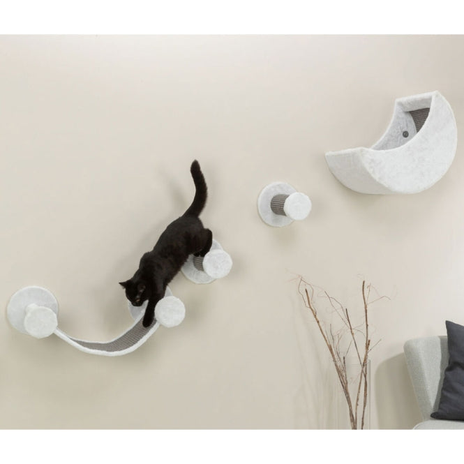 Chat allongé dans le hamac en sisal et peluche du set mural Trixie Wand-Set 4