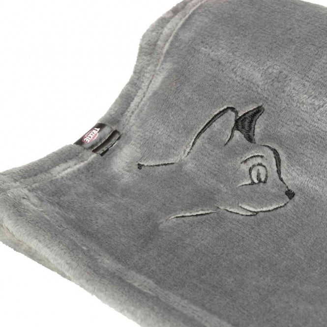 Plaid en peluche Trixie Nilay gris pour chat, lavable à 60°C, avec motif brodé tête de chat