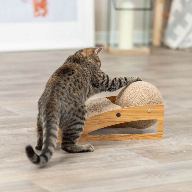 Chat jouant avec le griffoir rampe Trixie et sa balle en jute